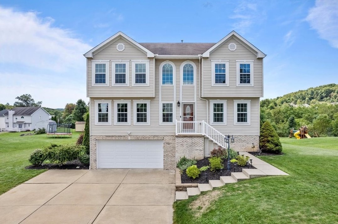 26 Giant Oak Dr, Baden, PA 15005