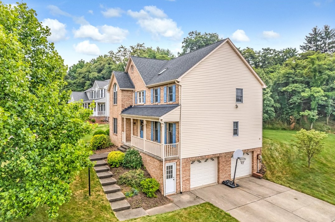 8211 Marquis Dr, Pittsburgh, PA 15237