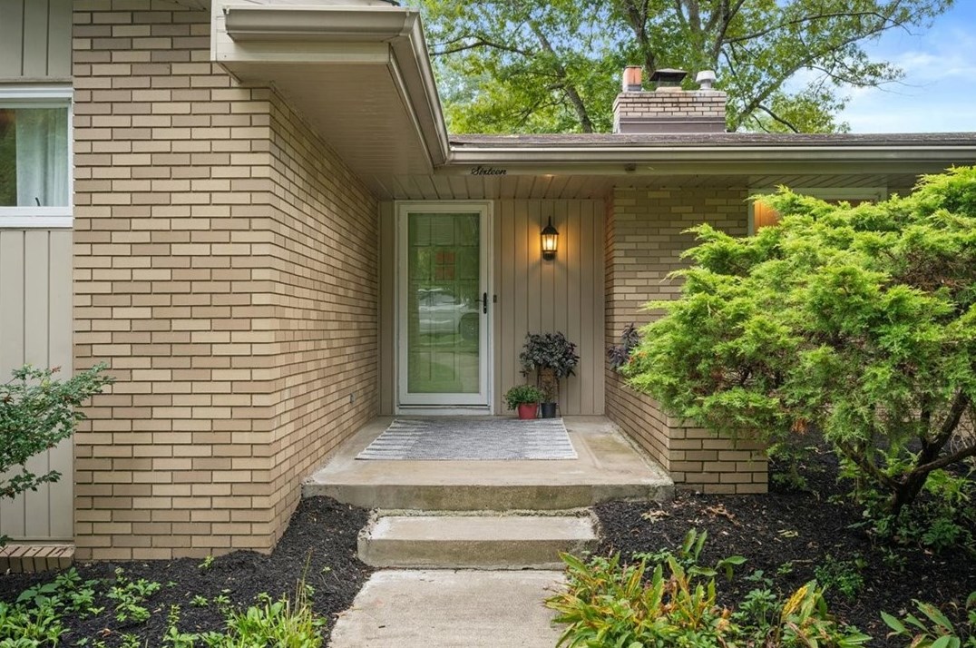 16 Winthrop Rd, Collier Township, PA 15106