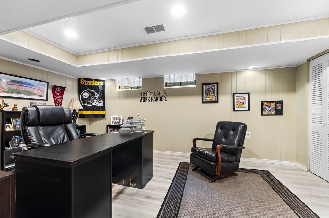 909 Lovingston Dr, Pittsburgh PA  15216-1731 exterior