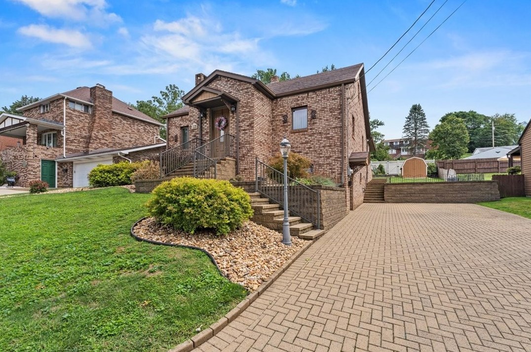 1120 Thompson St, Jeannette, PA 15644