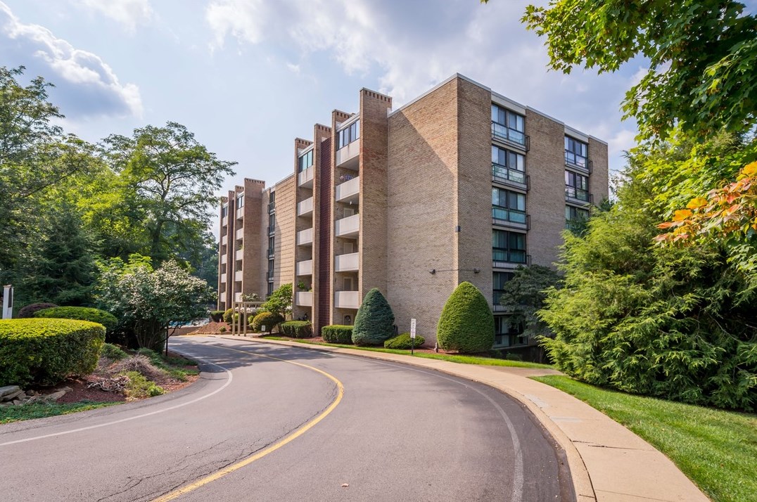 55 Highland Rd #406, Bethel Park, PA 15102