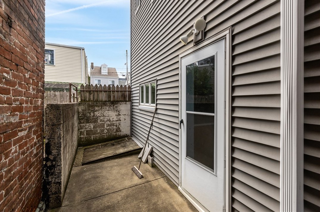 2006 Sarah St, Pittsburgh, PA 15203-2022