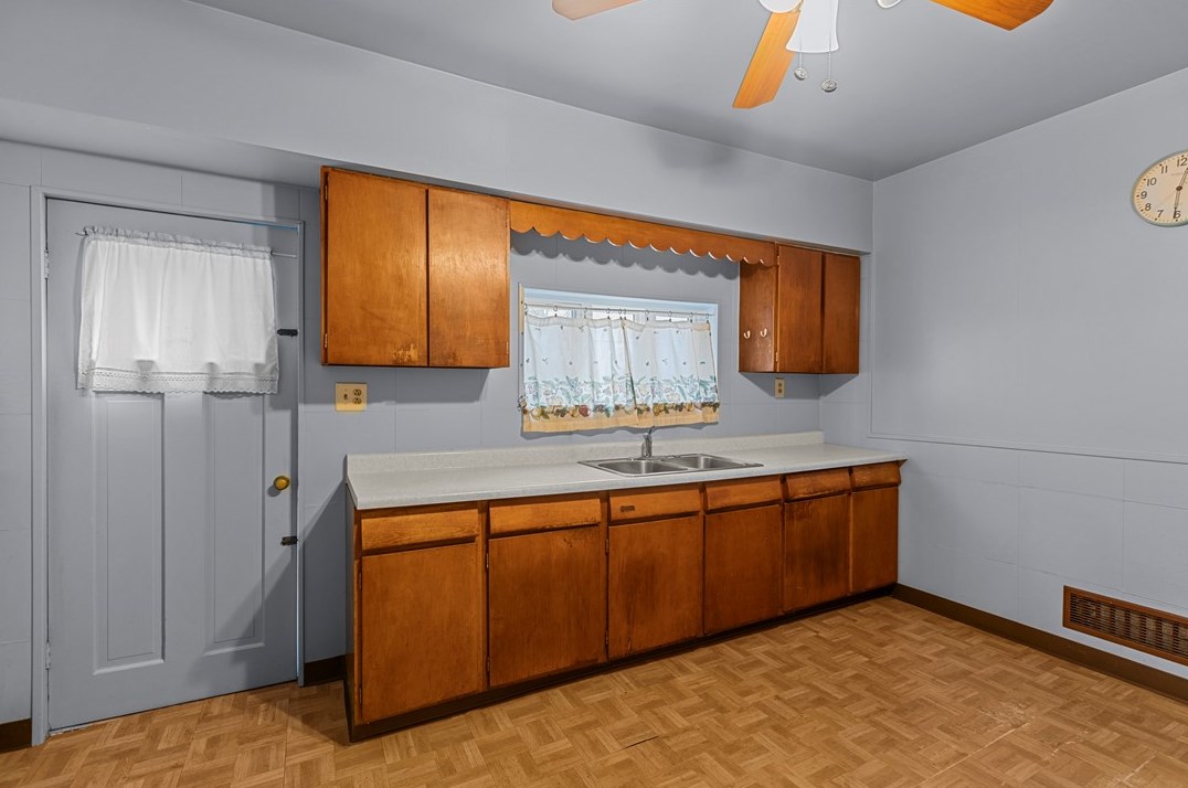 2006 Sarah St, Pittsburgh PA 15203-2022 exterior