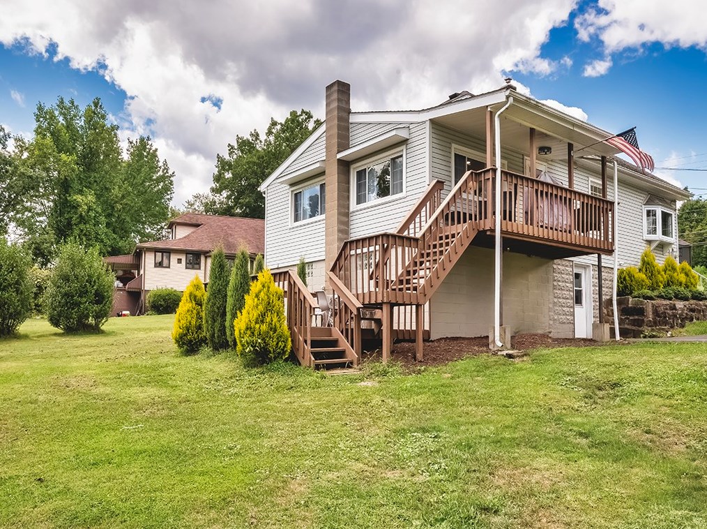 1660 9th St Ext, Freedom, PA 15042