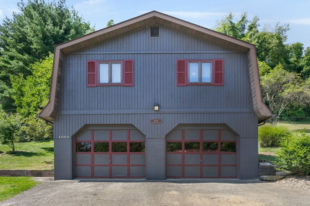 4000 Garden Grove Ln, Jeannette, PA 15644