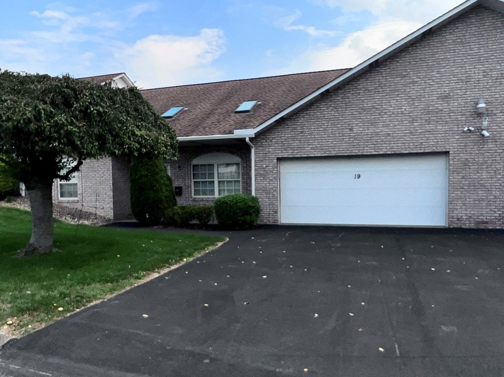 2750 Iowa Dr #19, New Kensington, PA 15068