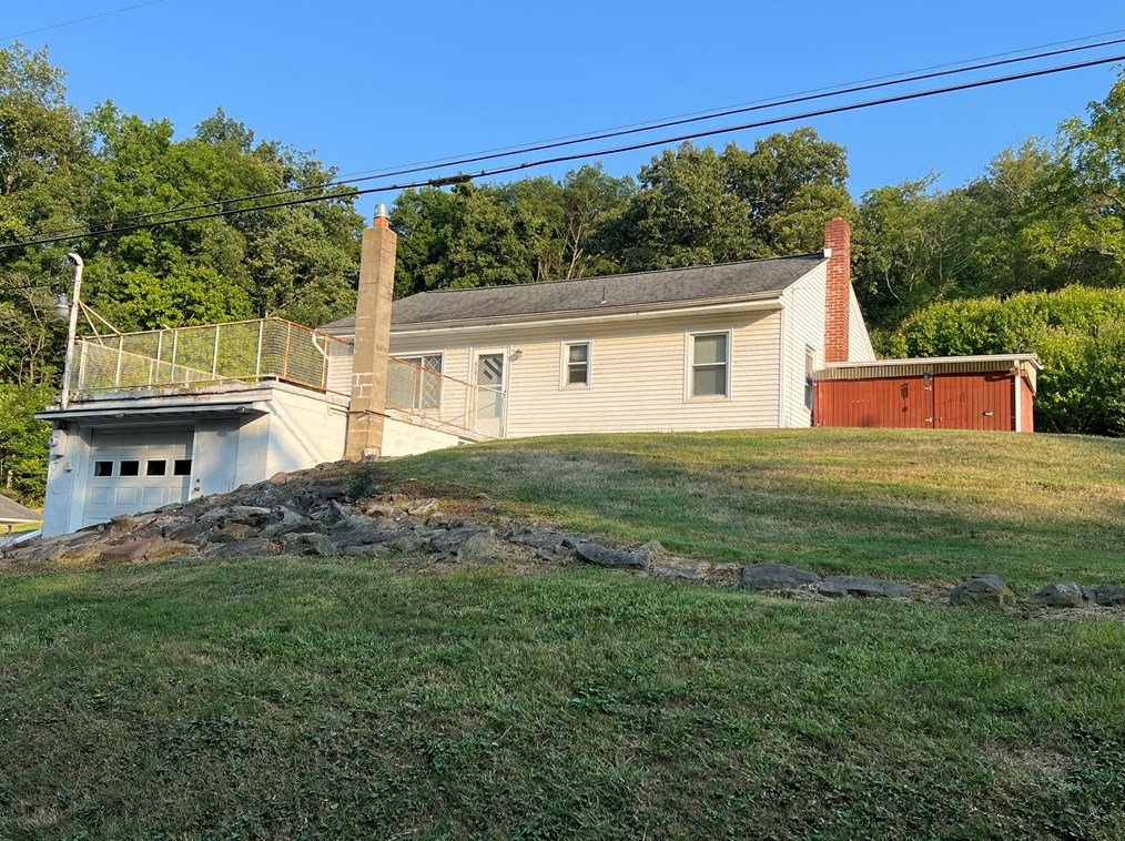 212 Whitten Hollow Rd, New Kensington, PA 15068