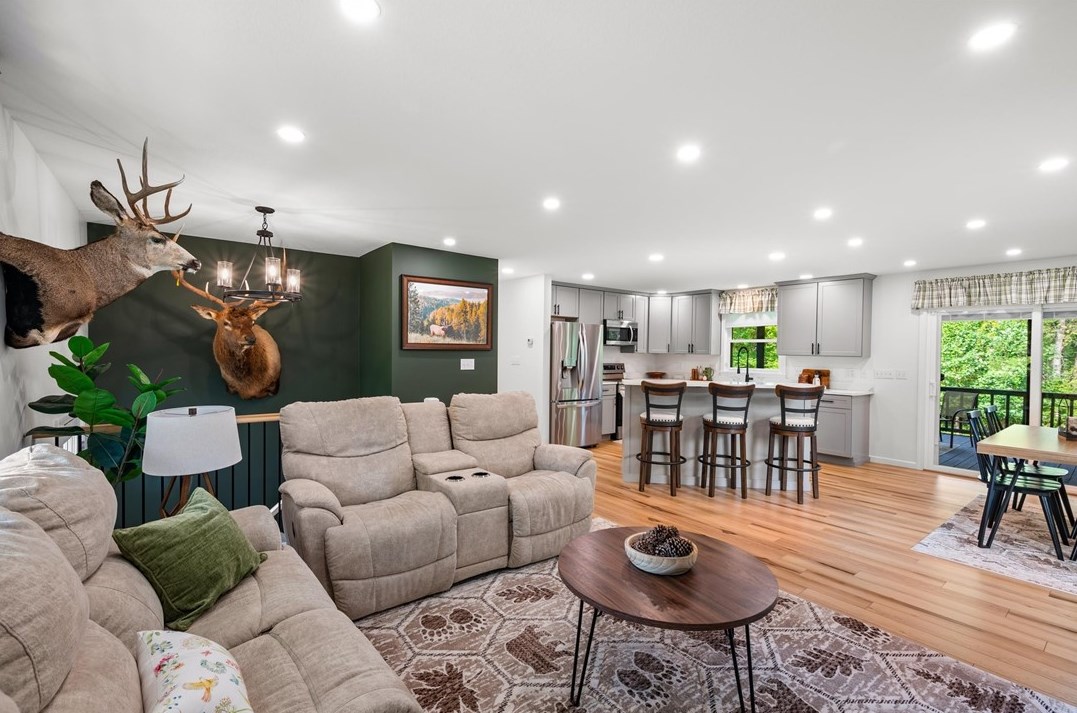 4 Manor View Dr, Greenville, PA 16125