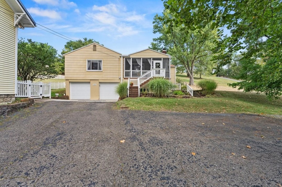 5550 Kings School Rd, Bethel Park, PA 15102