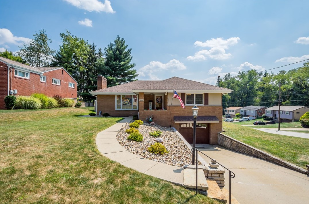 1004 Emery Dr, Pittsburgh, PA 15227