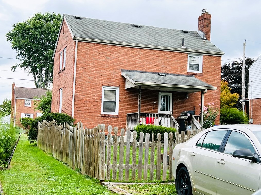 590 Wengler Ave, Hermitage, PA 16146