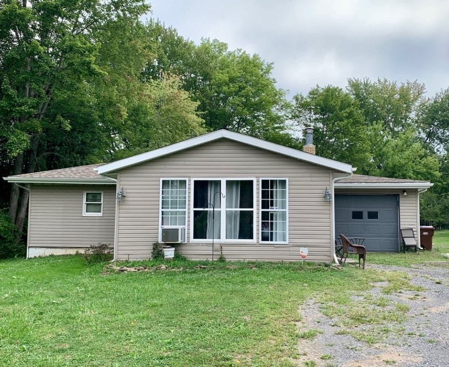 592 Charleston Rd, Hermitage, PA 16150