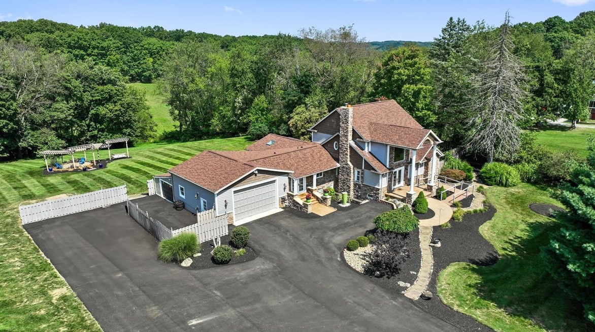 4264 Glasgow Rd, Valencia, PA 16059