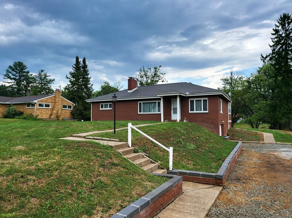 1041 Rebecca St, North Huntingdon, PA 15642