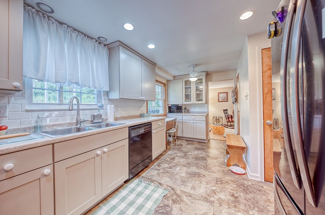 22 Hillcrest Dr, Harrison City, PA 15636