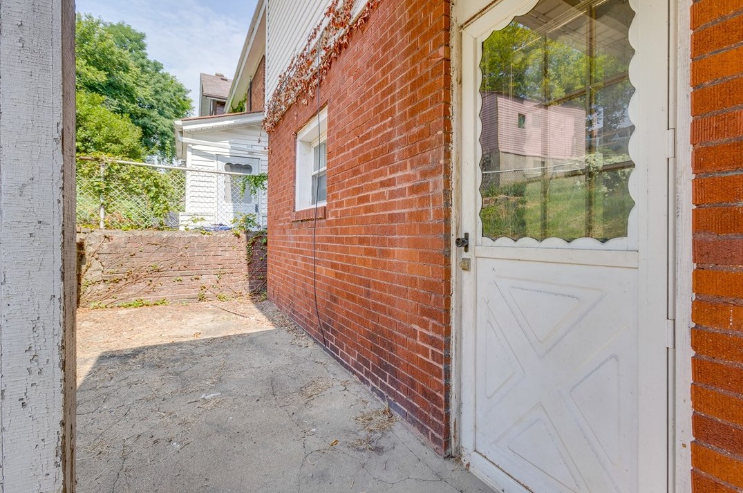 932 Woodbourne Ave, Pittsburgh PA  15226-2108 exterior