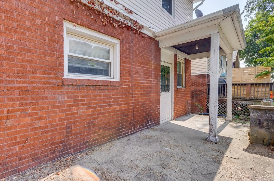 932 Woodbourne Ave, Pittsburgh PA  15226-2108 exterior