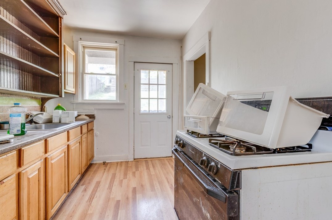 932 Woodbourne Ave, Pittsburgh PA  15226-2108 exterior