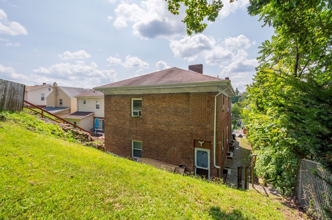 1033 Berkshire Ave, Pittsburgh PA  15226-2218 exterior