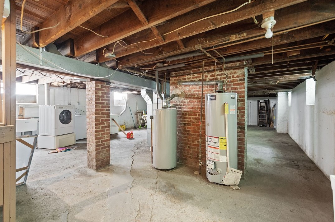 1033 Berkshire Ave, Pittsburgh PA  15226-2218 exterior