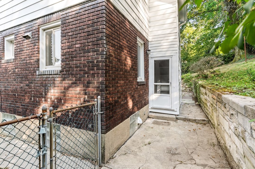 4830 Stanton Ave, Pittsburgh PA 15201-1628 exterior