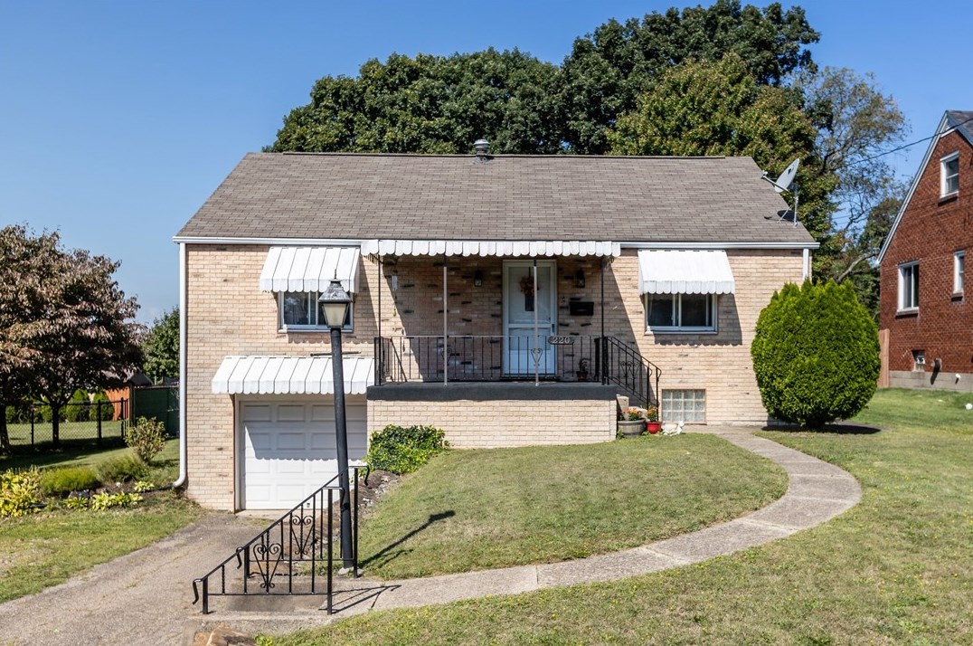 220 Sunset Dr, New Kensington, PA 15068