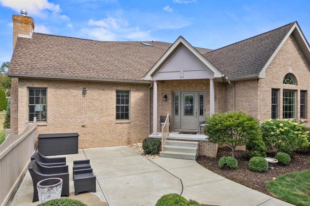 314 Village Green Dr, Canonsburg, PA 15317