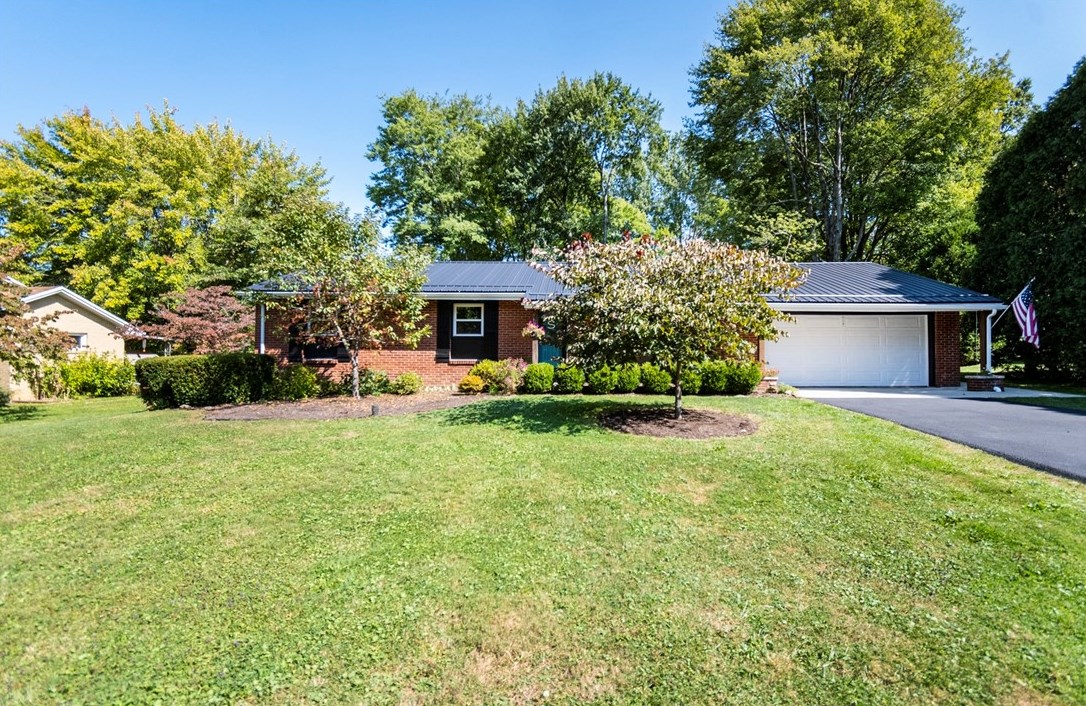 3066 Maplewood Dr, Hermitage, PA 16150