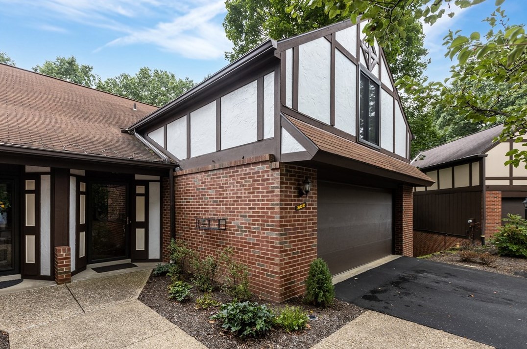 302 Rolling Hills Dr, Sewickley, PA 15143