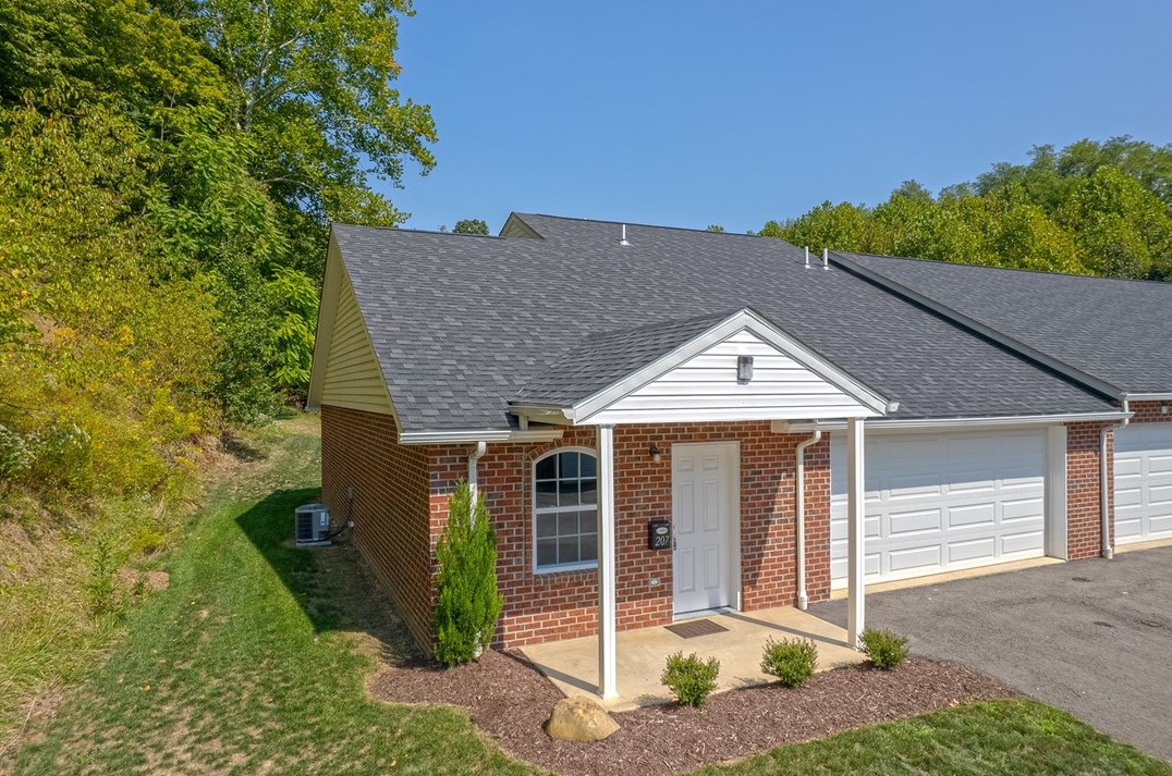 207 Adia Ln, New Kensington, PA 15068