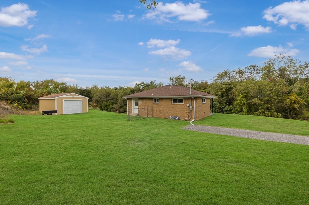 1121 Deer Ln Ext, New Brighton, PA 15066