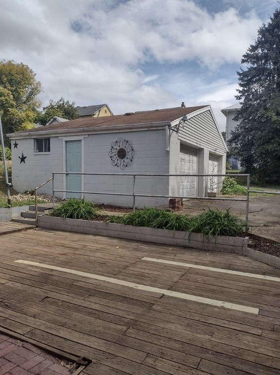 418 Argonne Dr, New Kensington, PA 15068