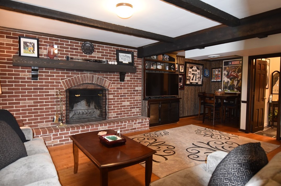 227 Melrose Dr, New Stanton, PA 15672