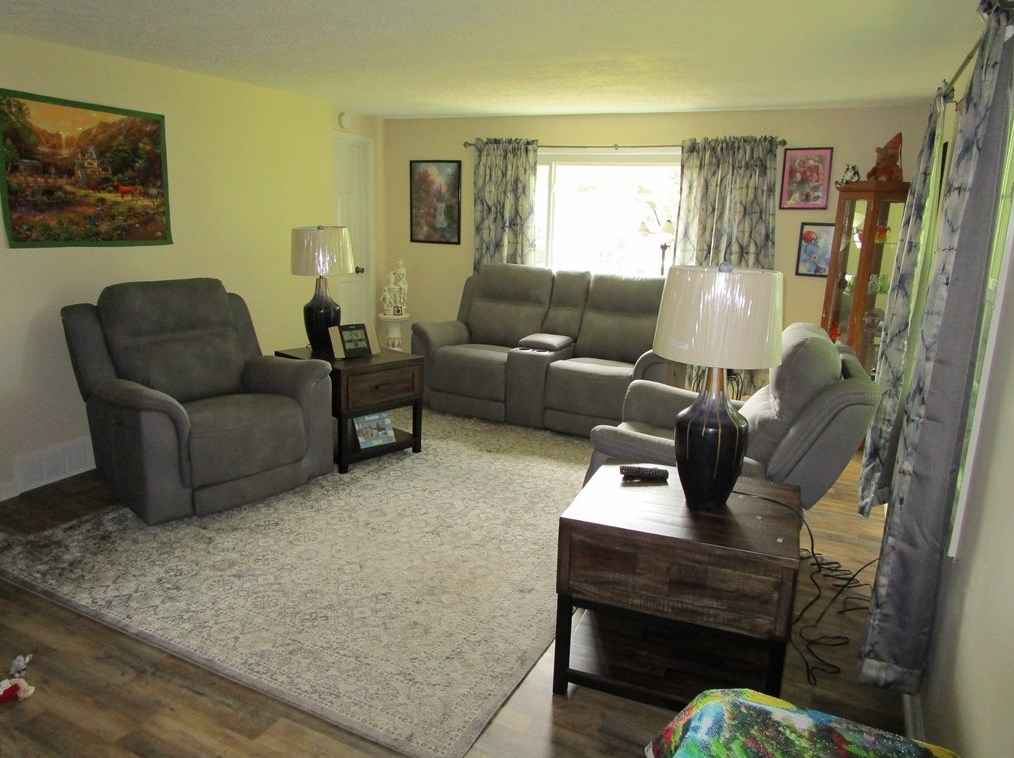 2958 Valley View Rd, Hermitage, PA 16150