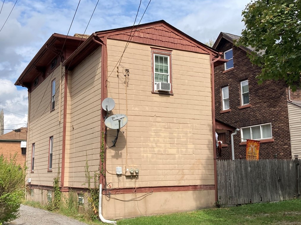 815 10th St, Beaver Falls, PA 15010-4518