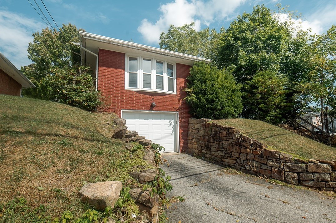 855 School St, Indiana, PA 15701-2911