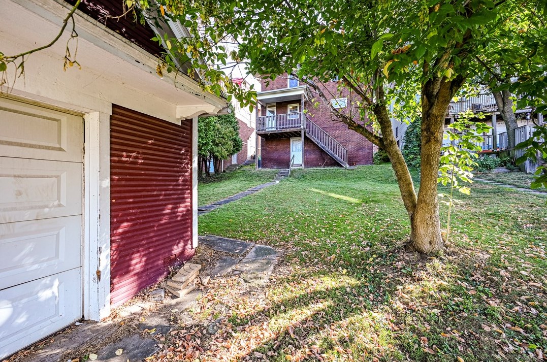 562 Main St, Greensburg PA 15601-1863 exterior