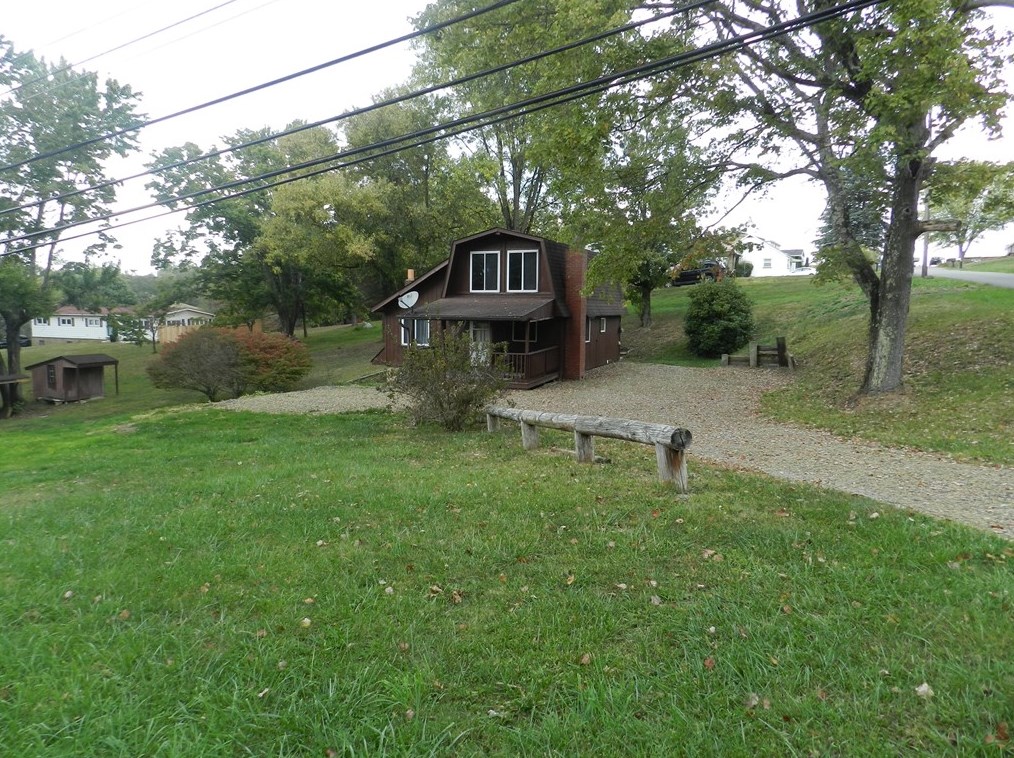 407 Hillview Dr, New Kensington, PA 15068