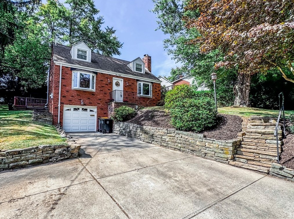 180 Rolling Rd, Bethel Park, PA 15102