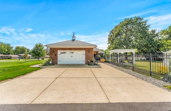 128 Meadowbrook Rd, Hermitage, PA 16148
