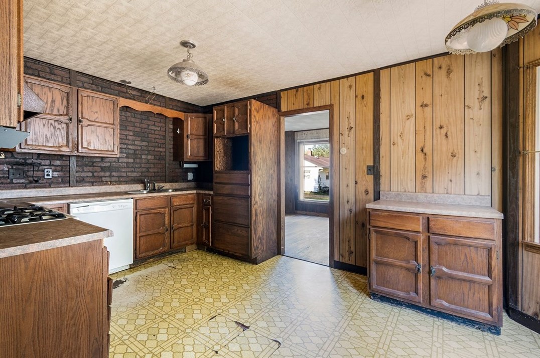 2104 Pulaski Rd, New Castle PA 16105-4643 exterior