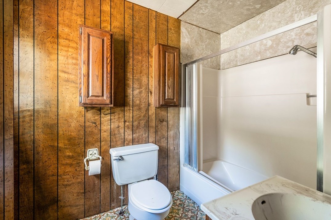 2104 Pulaski Rd, New Castle PA 16105-4643 exterior