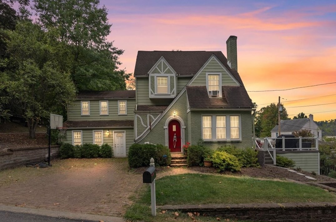 3 Oak Dr, Leetsdale, PA 15056