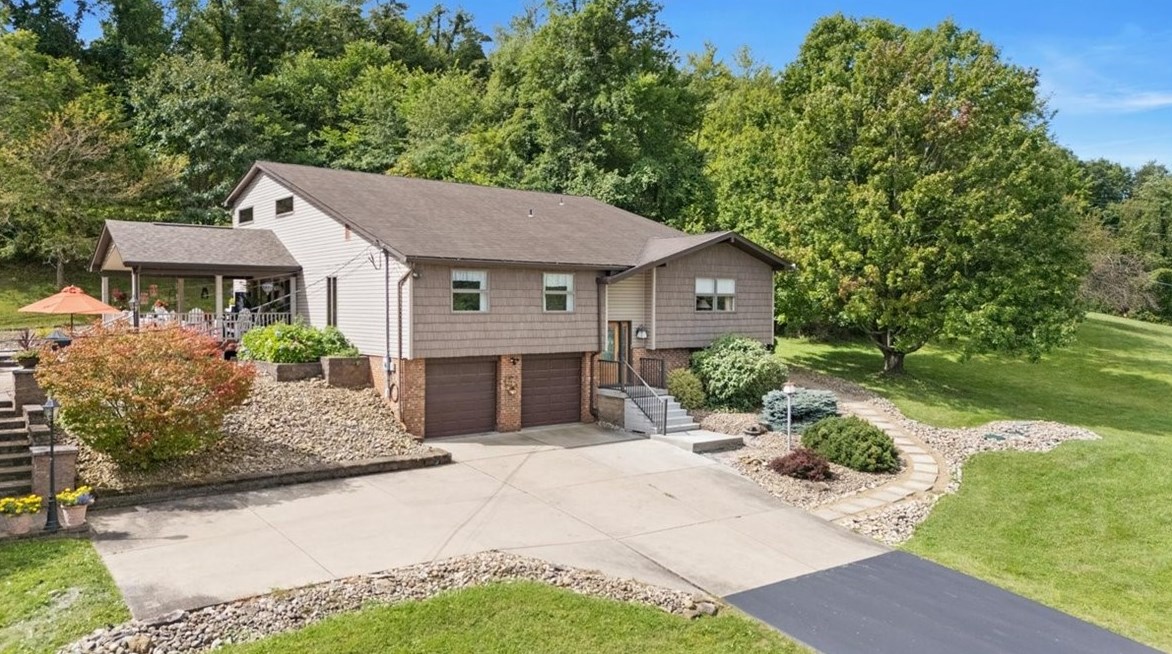 208 Kozy Corner Rd, Valencia, PA 16059
