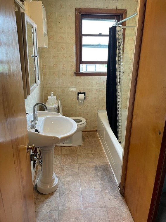 927 9th Ave, Brackenridge, PA 15014-1105