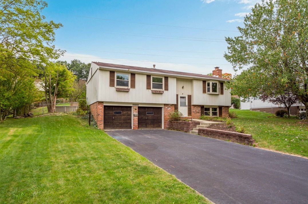 1277 Tidewood Dr, Bethel Park, PA 15102