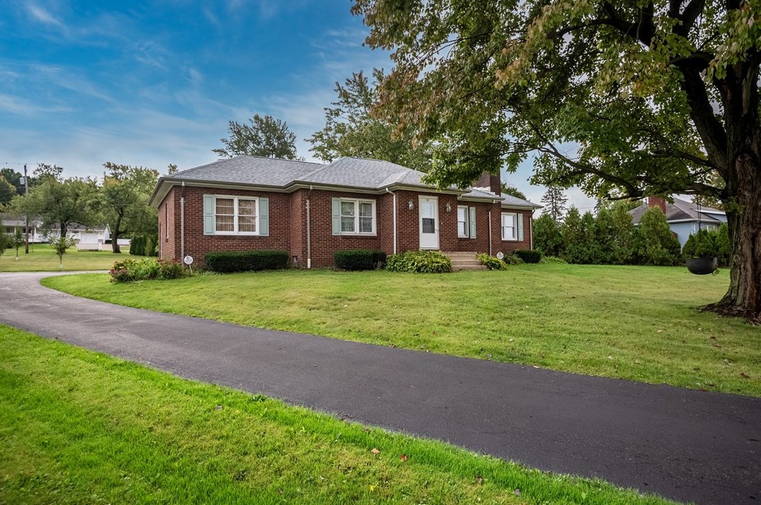 1820 N Hermitage Rd, Hermitage, PA 16148