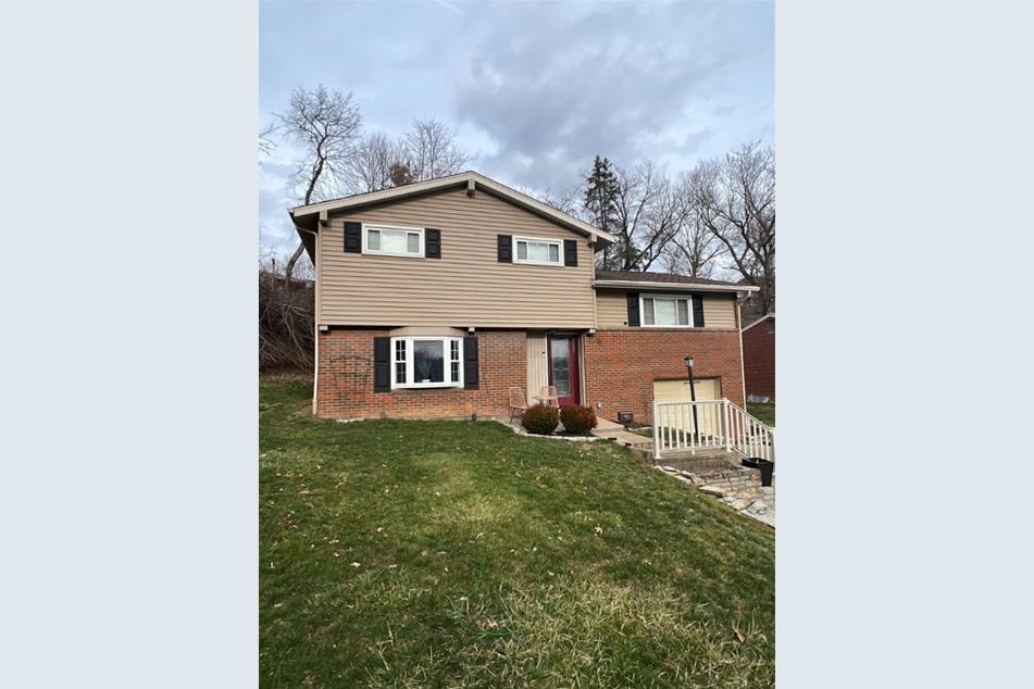 886 Maplewood Dr, Baldwin Twp, PA 15234 MLS 1640993 Coldwell Banker