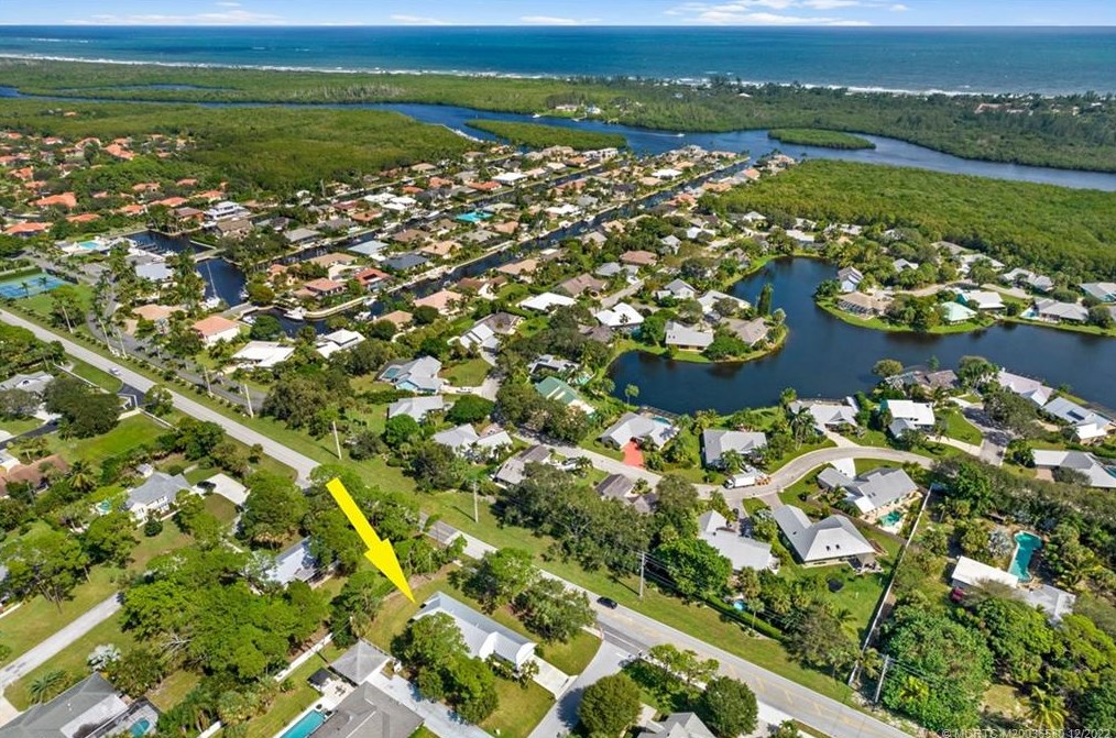 8855 Alabama Pl, Hobe Sound FL  33455-4306 exterior